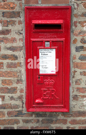 Postamt Wall-Box Typ B von Queen Elisabeth II Herrschaft. Installiert in Durham, England. Stockfoto