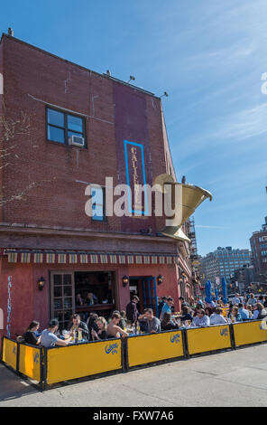 Menschen, die einen Brunch am Wochenende an einem sonnigen Tag in Greenwich Village, NYC draußen das Caliente Cab mexikanische Restaurant Speisen genießen. Stockfoto