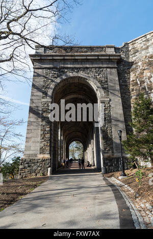 Blick auf die Billings Arcade aus dem Süden im Fort Tryon Park in New York City, ein grand Arcade aus Maine Granit gebaut. Stockfoto