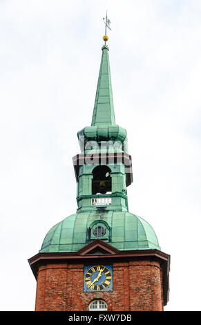 Kirchturm der Kirche mit Turm, Wetterfahne, Kreuzblume, Glocke und Uhr der St.-Nikolaus-Kirche in Kappeln Stockfoto