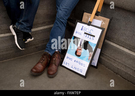 März organisiert von der Volksversammlung Demonstranten protestieren gegen Sparkurs Stockfoto