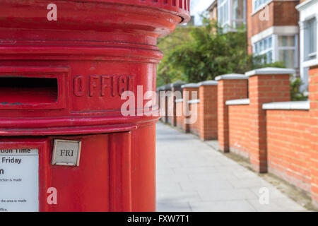 Traditionelle britische Post Box Hintergrund verschwommen Terrasse Haus Stockfoto