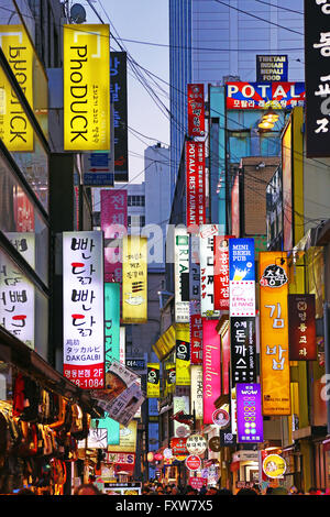 Beleuchtete Ladenschilder der Einkaufsstraßen in Myeongdong in Seoul, Korea Stockfoto