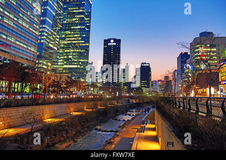 Cheonggyecheon Stream bei Sonnenuntergang in Seoul, Korea Stockfoto