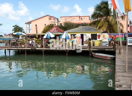 Souvenirläden entlang einem Pier in St. Lucia in der Karibik. Stockfoto