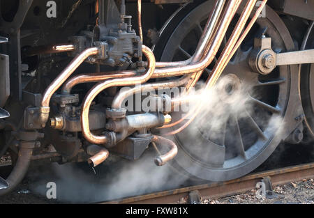 Kupferrohre auf alte Dampflok Eisenbahn Zug Stockfoto