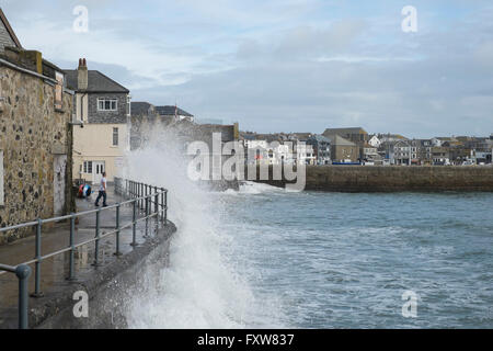 Wellen, die in St. Ives, Cornwall. Stockfoto