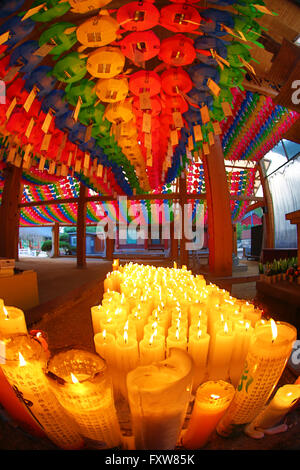 Regenbogen-farbigem Papier-Laternen und Kerzen an einem Altar im Tempel Bongeunsa in Seoul, Korea Stockfoto