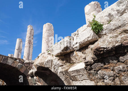 Alten weißen Säulen und Bögen über blauer Himmelshintergrund, Fragment der zerstörten römischen Tempel in Smyrna. Izmir, Türkei Stockfoto