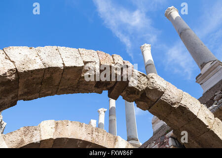 Alten weißen Säulen und Bögen über blauer Himmelshintergrund, Fragment der zerstörten römischen Tempel in Smyrna. Izmir, Türkei Stockfoto