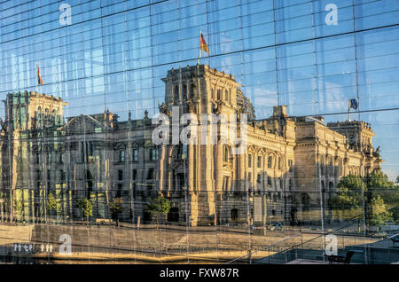 Reichstag und Regierung Gebäuden auf der Spree in Berlin, Reflexion im Marie-Elisabeth-Lueders-Haus Stockfoto