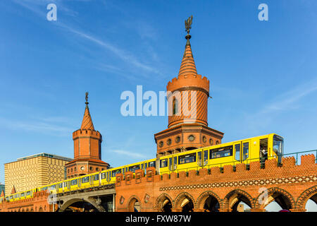 Oberbaumbrücke, Friedrichshain, Kreuzberg, Berlin Stockfoto