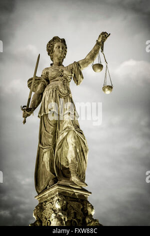 Justitia, der Göttin der Gerechtigkeit, Brunnen von Gerechtigkeit, Nicolaikirche, Frankfurt am Main Deutschland Stockfoto