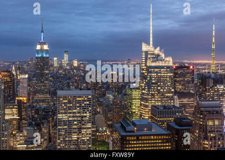 Panoramablick auf Downtown Manhattan von oben auf den Felsen, Rockefeller Center, New York Stockfoto
