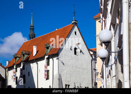 Tallinn, Gebäude aus dem 17. Jahrhundert in der alten Stadt und Fahnen mit den Wappen der antiken Städte der Hanse un Stockfoto