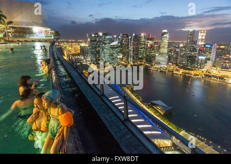 Marina Bay Sands, Infinity-Pool, Dach-Terasse, Skyline, Marina Bay, Singapur, Singapur, Southest Asien travelstock44 Stockfoto