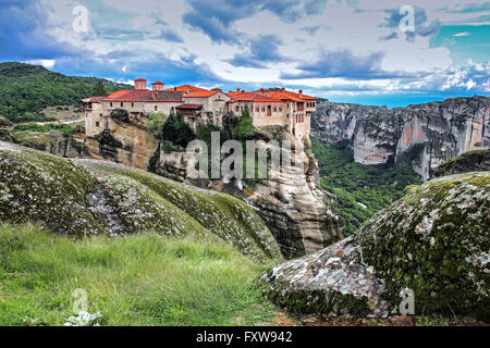 Meteora, Griechenland. Klöster oben auf der großen Felsen gebaut. Stockfoto