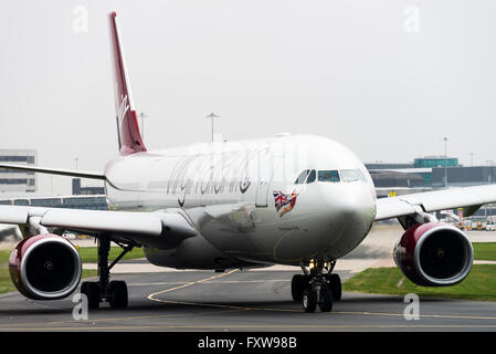 Virgin Atlantic Airways Airbus A330-343-Verkehrsflugzeug G-VINE Rollen an Manchester Flughafen England Vereinigtes Königreich UK Stockfoto