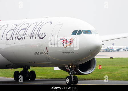 Virgin Atlantic Airways Airbus A330-343-Verkehrsflugzeug G-VINE Rollen an Manchester Flughafen England Vereinigtes Königreich UK Stockfoto