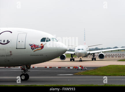 American Airlines Airbus A330-243 Airliner N286AY Rollen für Abflug am internationalen Flughafen Manchester England UK Stockfoto