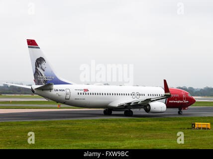 Norwegian Air Shuttle Boeing 737-8JP(WL) Airliner LN-NGN Rollen an Manchester Flughafen England Vereinigtes Königreich UK Stockfoto