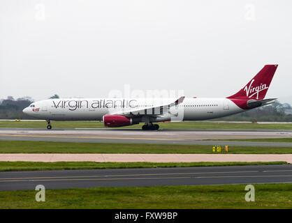 Virgin Atlantic Airways Airbus A330-343-Verkehrsflugzeug G-VINE dem Start am Flughafen Manchester England Vereinigtes Königreich UK Stockfoto