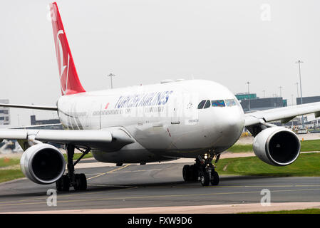 Turkish Airlines Airbus A330-203 Airliner TC-JIM Rollen an Manchester Flughafen England Vereinigtes Königreich UK Stockfoto