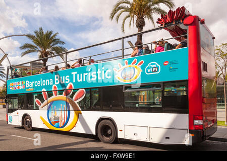 Touristen auf City Sightseeing tour Bus, Barcelona, Spanien Stockfoto