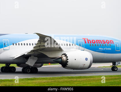 Thomson Airways Airline Boeing 787-8 Verkehrsflugzeug G-TUIE Rollen für Abflug am internationalen Flughafen Manchester England UK Stockfoto