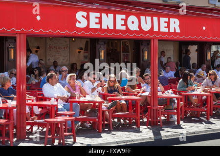 Touristen, die Speisen im Restaurant Senequier, Quai Jean Jaures, Saint Tropez, Frankreich Stockfoto