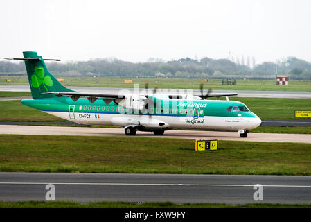 Aer Lingus Regional-Airline ATR72-600 Verkehrsflugzeug EI-FW Rollen am internationalen Flughafen Manchester England Vereinigtes Königreich UK Stockfoto