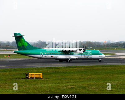 Aer Lingus Regional-Airline ATR72-600 Verkehrsflugzeug EI-FW Rollen am internationalen Flughafen Manchester England Vereinigtes Königreich UK Stockfoto