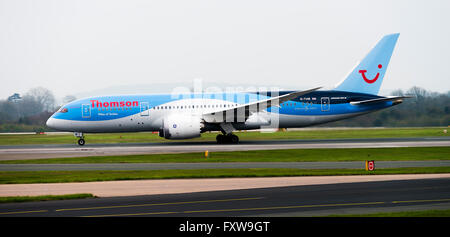 Thomson Airways Airline Boeing 787-8 Verkehrsflugzeug G-TUIE dem Start am Flughafen Manchester England UK Stockfoto