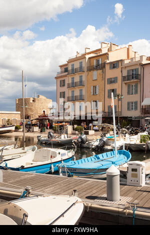 Der Hafen Vieux Port und dem Quai Jean Jaures hinter Saint-Tropez, Frankreich Stockfoto