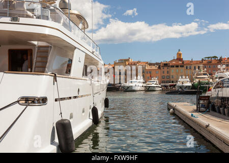 Yachten vor Anker im Hafen Vieux Port und Quai Jean Jaures hinter Saint-Tropez, Frankreich Stockfoto