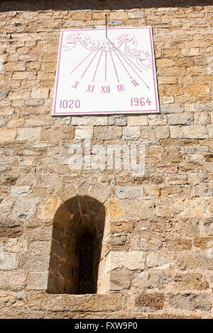 Sonne zu wählen, an der Saint Michel Church, Place de L'Eglise, Grimaud, Cote d ' Azur, Frankreich Stockfoto