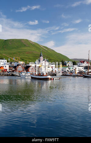 Boote, farbenfrohen Gebäuden und Kirche, Husavik Hafen, Husavik, Island Stockfoto