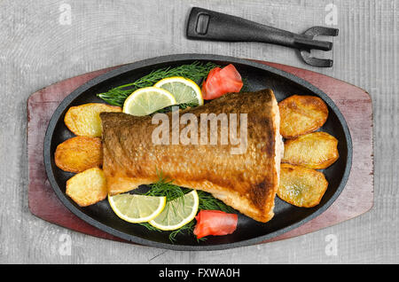 Gebratener Fisch liegt in der Pfanne. Stockfoto