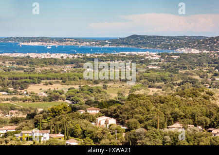 Blick auf den Golf von Saint Tropez, Grimaud Dorf aus Burg Grimaud, Grimaud, Cote d ' Azur, Frankreich Stockfoto