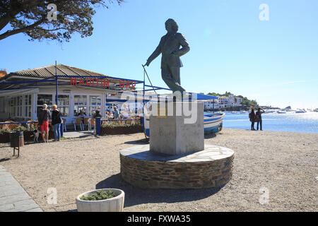 Statue des surrealistischen Künstlers Salvador Dali, direkt am Strand in Cadaques, in Katalonien an der Costa Brava, Spanien Stockfoto