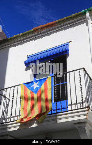 Die Flagge von Katalonien, auf dem Balkon von einem weiß getünchten Gebäude in hübschen, Küstenstadt Cadaques, an der Costa Brava in Spanien NE Stockfoto