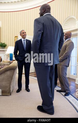 US-Präsident Barack Obama plaudert mit ehemaligen NBA-Superstar Basketballspieler Shaquille O'Neal im Oval Office des weißen Hauses 27. Februar 2015 in Washington, DC. Stockfoto