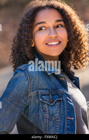Outdoor-Porträt schön glücklich gemischt Rennen afroamerikanische Mädchen Teenager weibliche junge Frau lächelt, lacht und perfekte Zähne Stockfoto