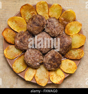 Frittierte Fleischbällchen mit Reis und Pommes frites Stockfoto