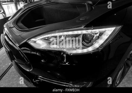 Scheinwerfer und Stamm der Full-Size-Luxus-Auto Tesla Model S AWD 90d, 2015. Stockfoto