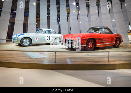 Mercedes-Benz 300 SL (W194)-Rennwagen und Sportwagen Mercedes-Benz 300 SL Roadster (W198). Stockfoto