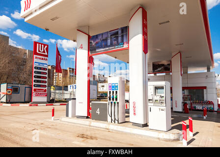 Lukoil Tankstelle. Lukoil ist eine der größten russischen Ölfirmen Stockfoto