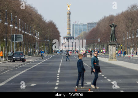 BERLIN - 3. April 2016: 17. Juni Straße, im Hintergrund Siegessäule. Stockfoto