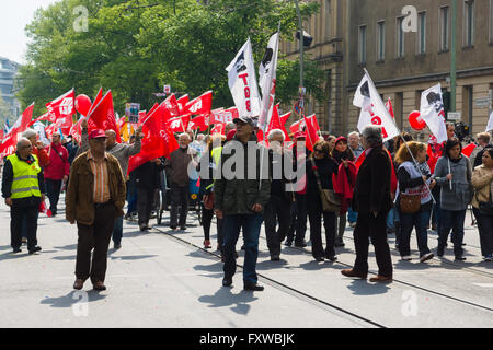 BERLIN - 1. Mai 2015: Mitglieder der Gewerkschaften, Arbeitnehmer und Arbeitnehmer bei der Demonstration anlässlich des Tag der Arbeit Stockfoto