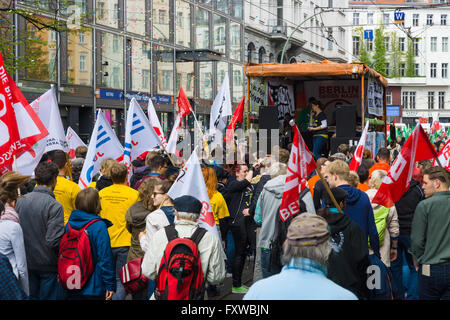 BERLIN - 1. Mai 2015: Mitglieder der Gewerkschaften, Arbeitnehmer und Arbeitnehmer bei der Demonstration anlässlich des Tag der Arbeit Stockfoto